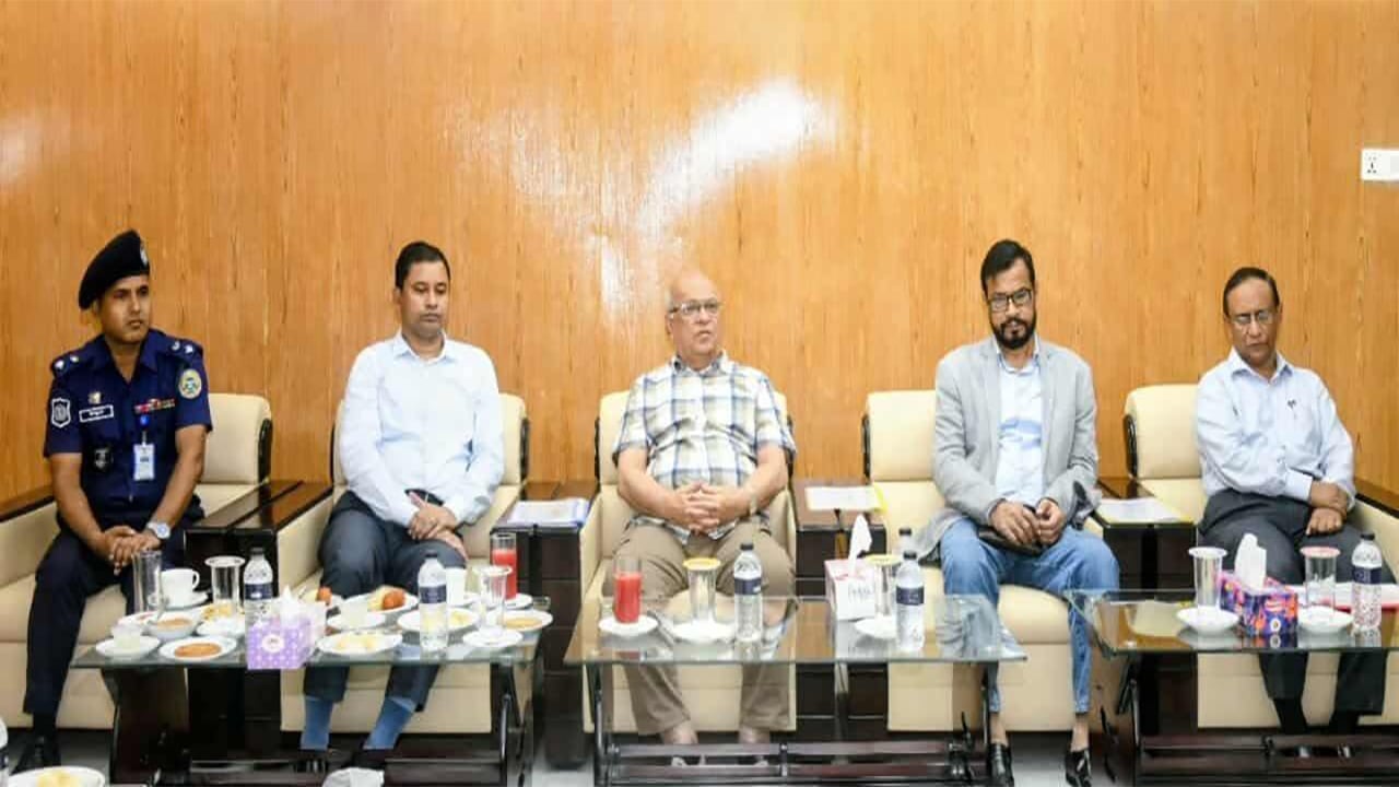 জনগণের দোরগোড়ায় সেবা পৌঁছে দিতে কাজ করছে সরকার