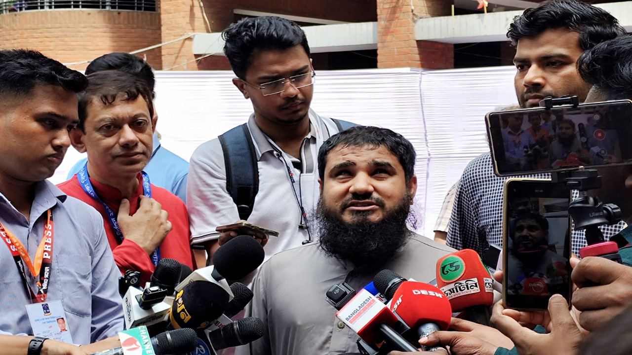 দৃষ্টি প্রতিবন্ধী ফারুক যেভাবে ডাকসুতে ভোট দিলেন