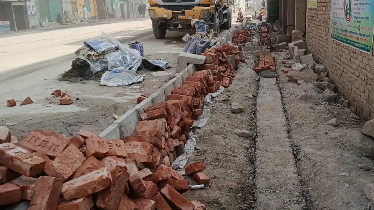 উড়াল সড়কের নির্মাণকাজ বন্ধ করে দিয়েছেন এলাকাবাসী