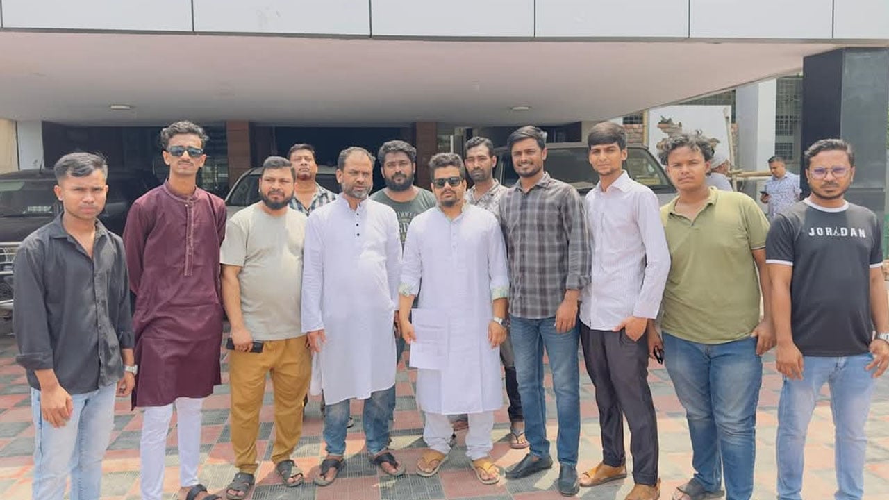 ফতুল্লায় ডিএনডি এলাকায় ড্রেন নির্মাণের দাবিতে ডিসিকে স্মারকলিপি