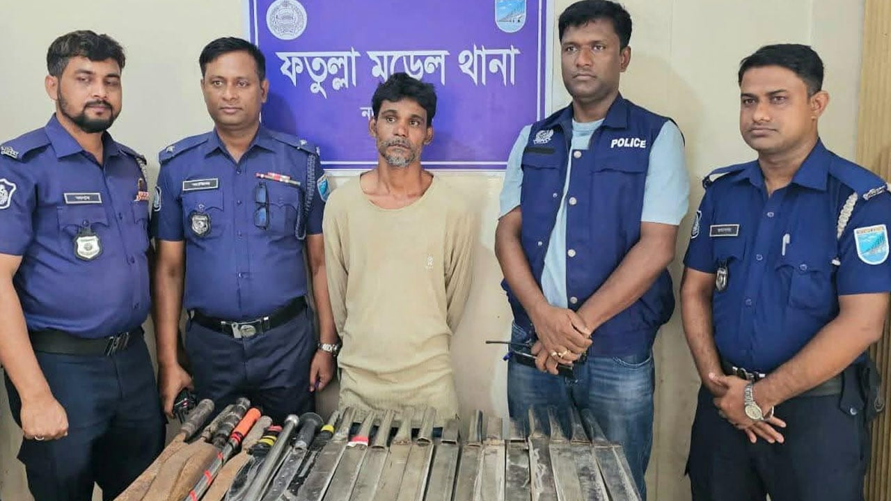 ফতুল্লায় ধারালো অস্ত্রসহ সন্ত্রাসী গ্রেপ্তার