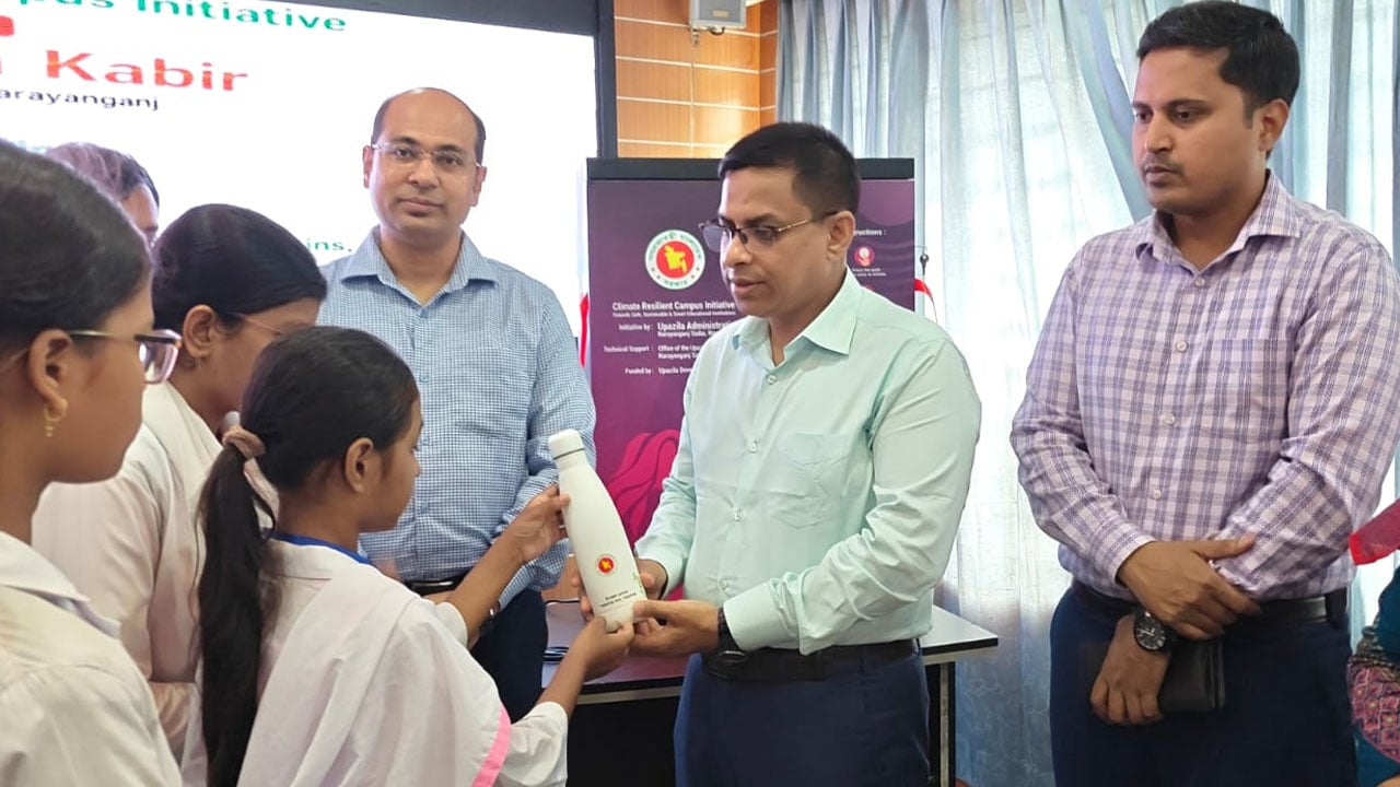 নারায়ণগঞ্জ শিক্ষাপ্রতিষ্ঠানে আধুনিক উপকরণ বিতরণ