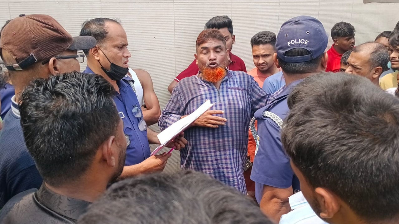 রাস্তায় লাশ রেখে পালানোর সময় অ্যাম্বুলেন্সসহ চালক আটক