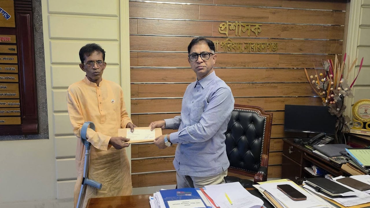 ফতুল্লায় গুলিবিদ্ধ জুলাইযোদ্ধা রুহুল আমিনকে জেলা পরিষদের আর্থিক সহায়তা