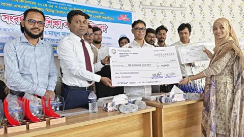 নারায়ণগঞ্জে ৫১ কৃতি শিক্ষার্থীকে জেলা পরিষদের সংবর্ধনা ও শিক্ষা সহায়তা