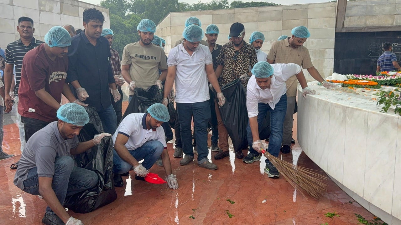 জিয়া-খালেদার মাজারে শ্রদ্ধা শেষে পরিচ্ছন্নতা কার্যক্রমে ছাত্রদল