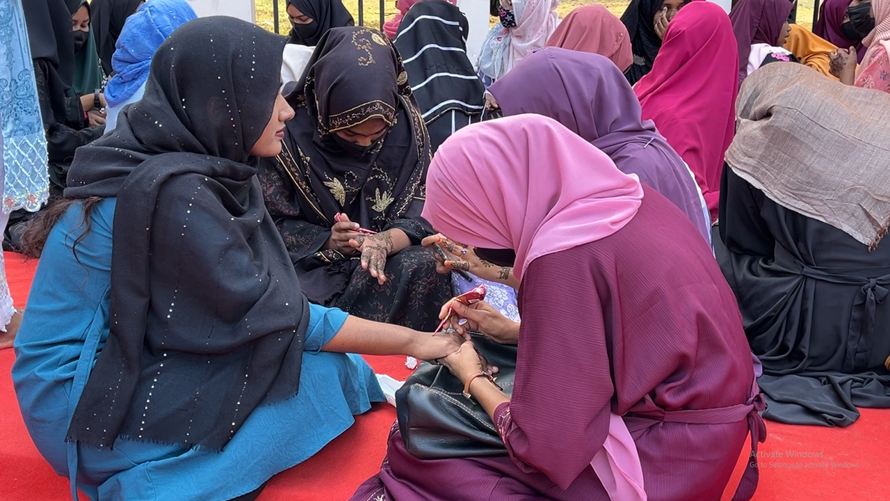 ভোটের আনন্দে মেহেদী উৎসব