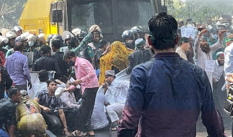 আন্দোলনরত শিক্ষকদের ওপর পুলিশের জলকামান-লাঠিচার্জ