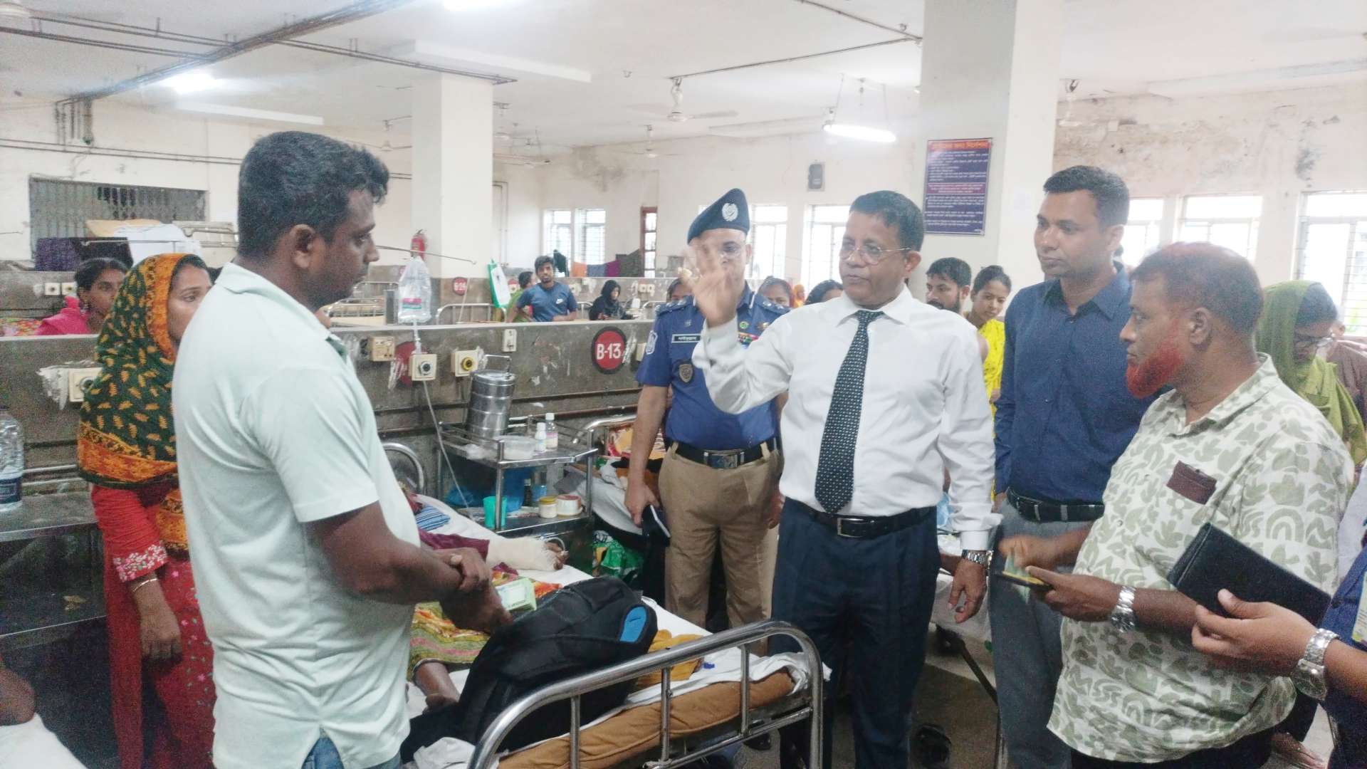 বোমা বিস্ফোরণে দগ্ধদের চিকিৎসার দায়িত্ব নিলেন বরিশাল বিভাগীয় কমিশনার
