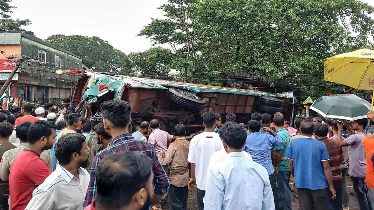 ফেনীর দাগনভূঁইয়ায় বাস উল্টে নিহত ৩