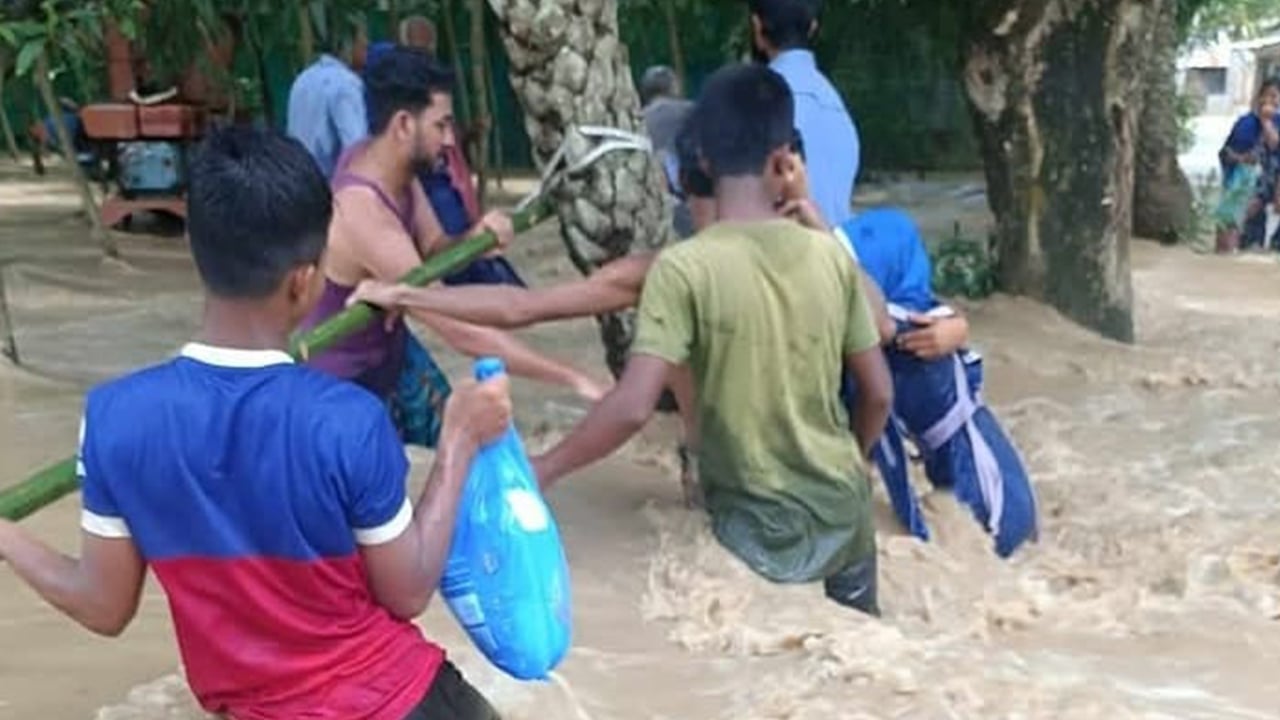 ভারতের উজানের পানিতে ফের ডুবছে ফেনী