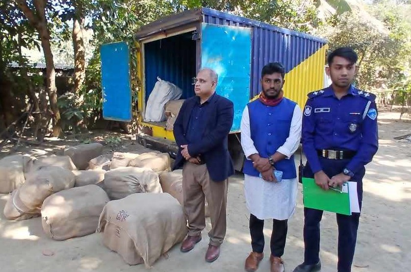 ফেনীতে ভারতীয় শাড়িসহ কাভার্ডভ্যান জব্দ