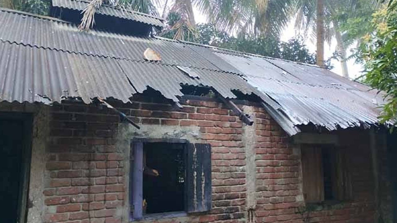 চাঁদা না পেয়ে শিশুর গলায় অস্ত্র ধরে লুটপাট ও অগ্নিসংযোগ