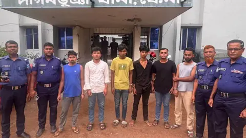 ফেনীতে স্বামীকে আটকে রেখে স্ত্রীকে অপহরণ: গ্রেপ্তার ৬