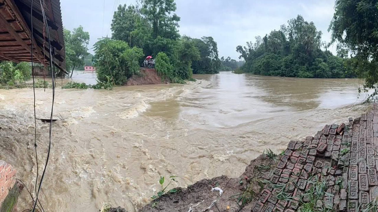 তলিয়ে গেছে ফেনী-পরশুরাম আঞ্চলিক সড়ক