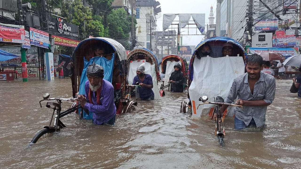 ফেনী শহরজুড়ে জলাবদ্ধতা, দুর্ভোগে মানুষ