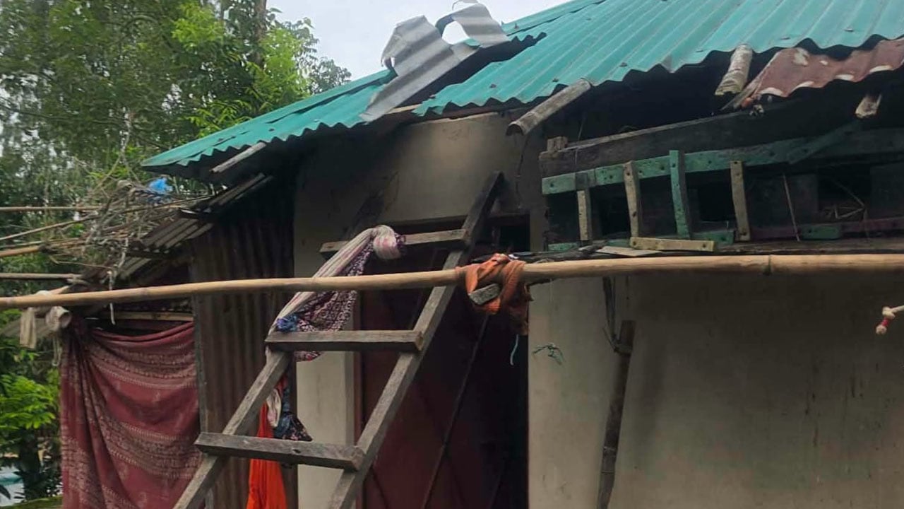 ফুলগাজীতে প্রবাসীর স্ত্রীকে হাত-পা বেঁধে হত্যা