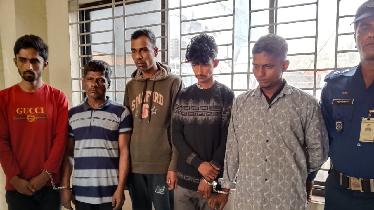 ফেনীতে অস্ত্রসহ ডাকাত দলের ৫ সদস্য গ্রেপ্তার