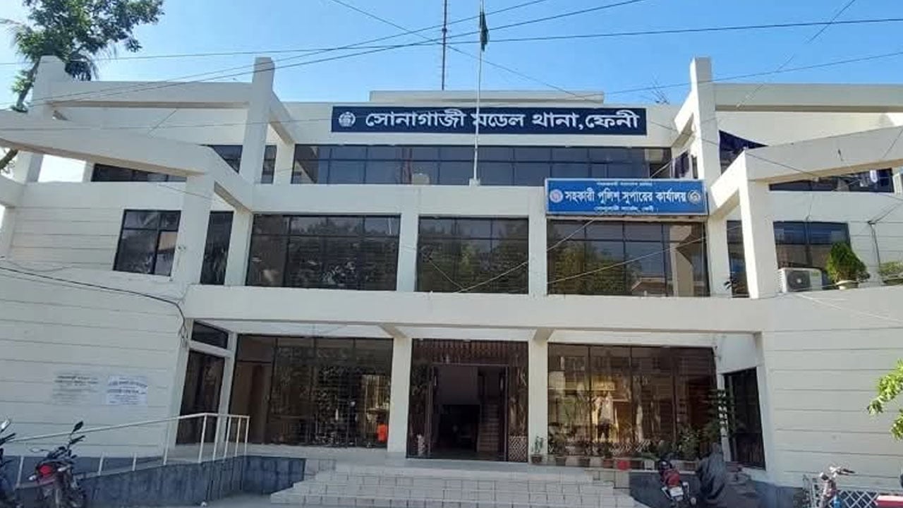 ফেনীতে থানা ঘেরাও করে সার্কেল এএসপির বিরুদ্ধে বিক্ষোভ