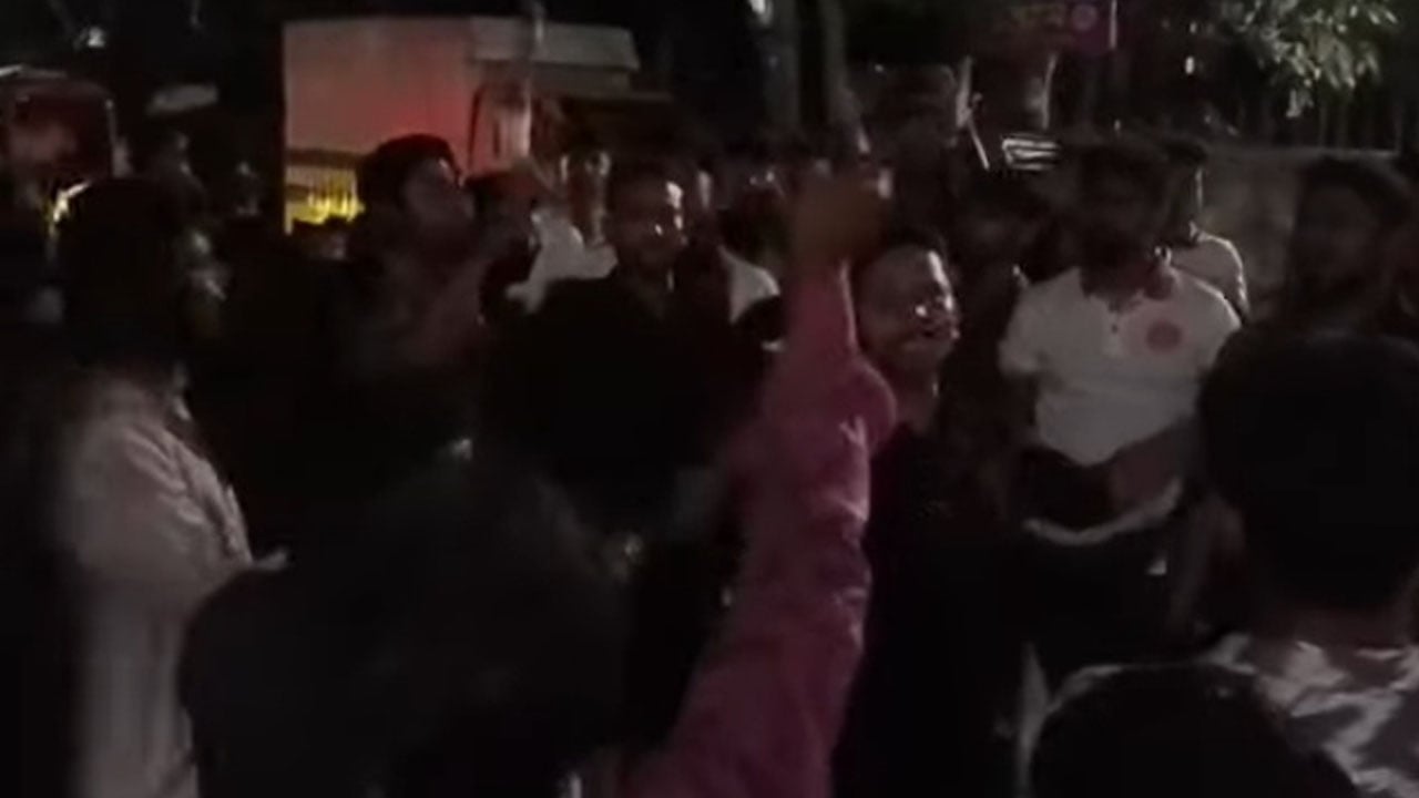 ফেনীতে থানা ঘেরাও করে সার্কেল এএসপির বিরুদ্ধে বিক্ষোভ