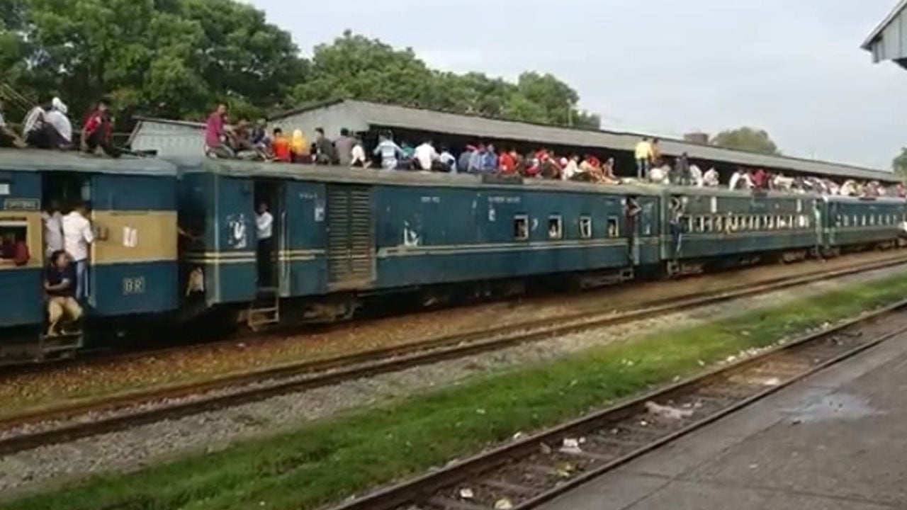 ইঞ্জিনে ত্রুটি, ফেনীতে ছয় ঘণ্টা ধরে আটকা ‘চট্টলা এক্সপ্রেস’