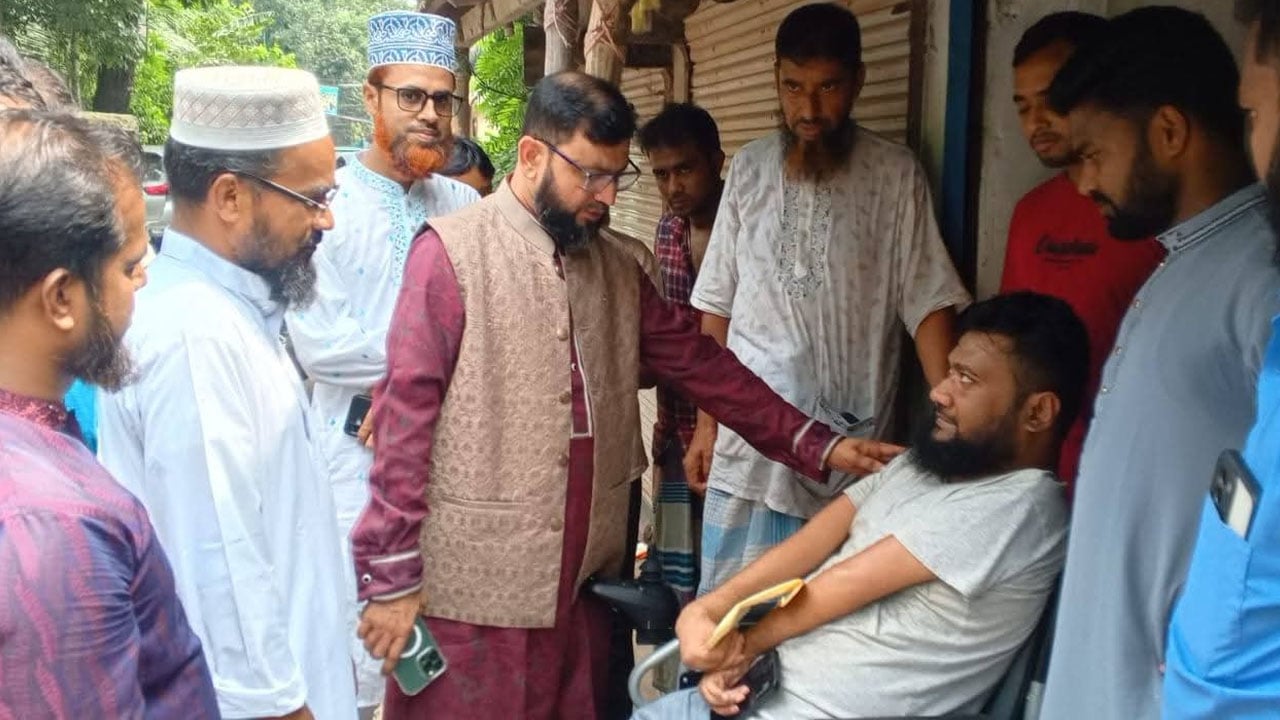 প্রতিবন্ধী যুবককে জামায়াতের আর্থিক সহায়তা