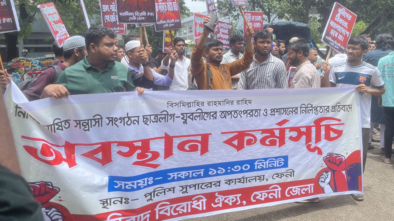 ফেনীতে এসপি অফিসের সামনে জুলাইযোদ্ধা ও শহীদ পরিবারের অবস্থান 