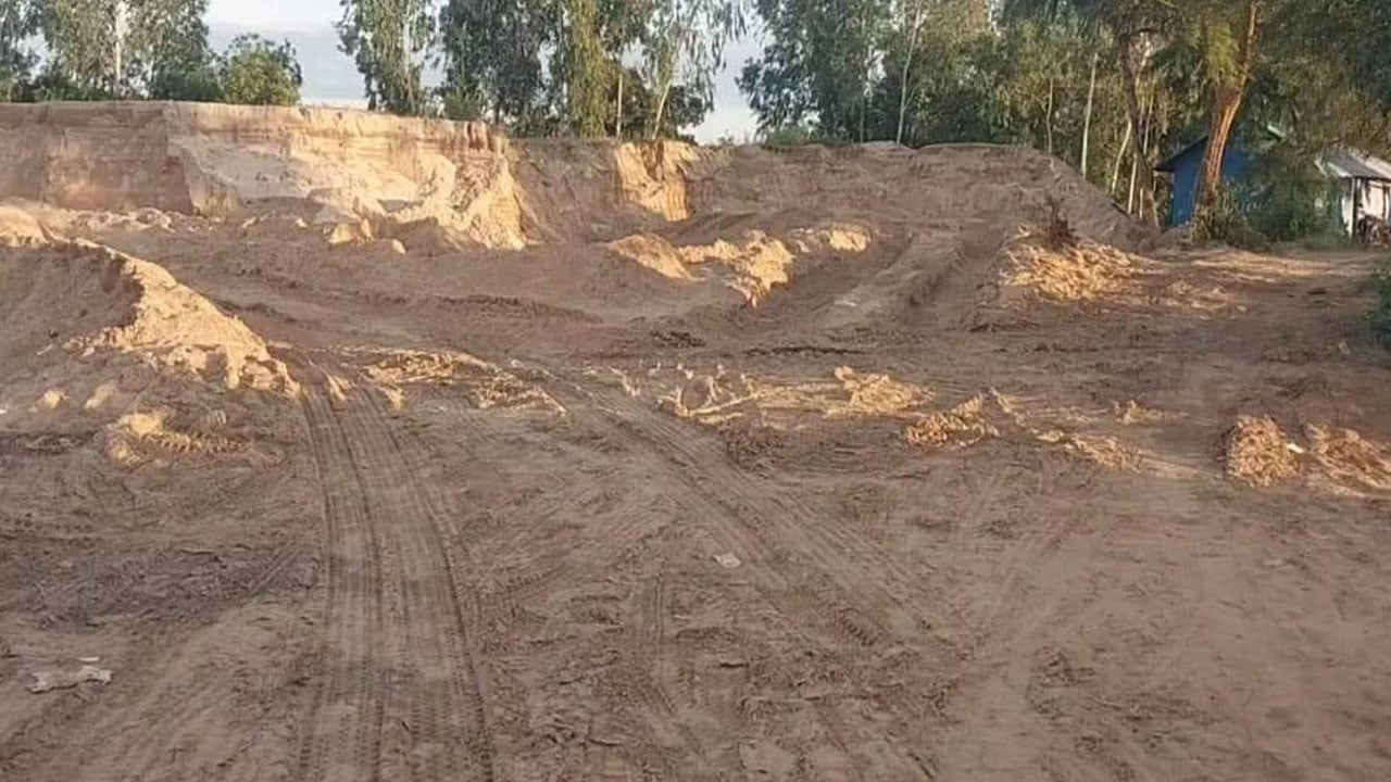 ফেনী নদীর পাড়ের সোনাপুর এলাকায় লুট হয়ে যাওয়া জব্দকৃত বালুর স্তূপ।