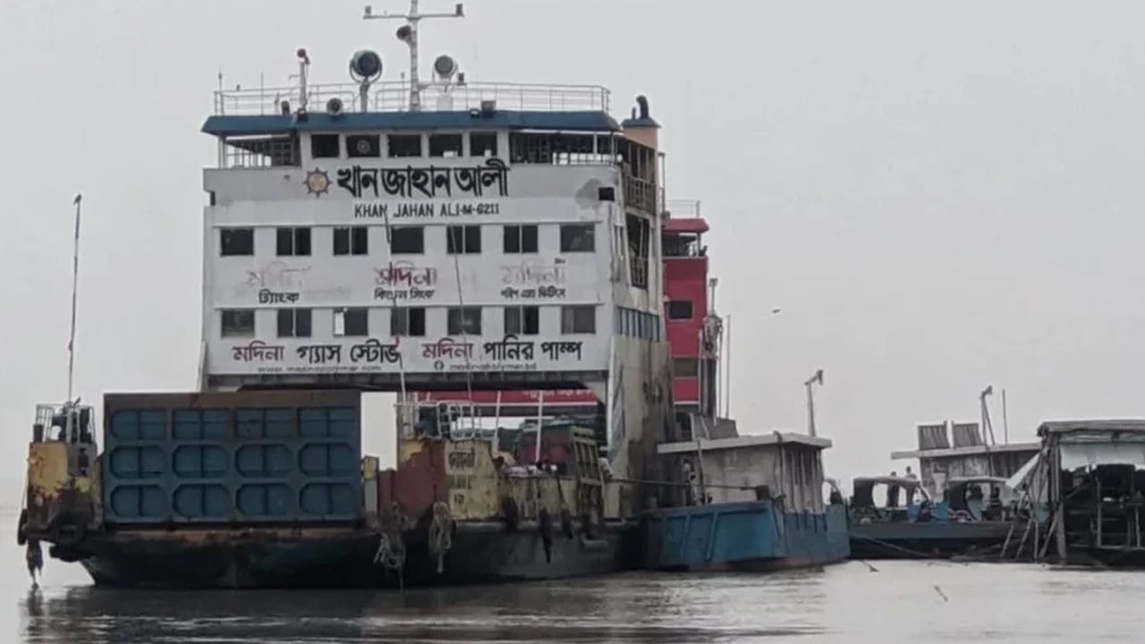 পাটুরিয়া-দৌলতদিয়া নৌরুটে ফেরি চলাচল বন্ধ