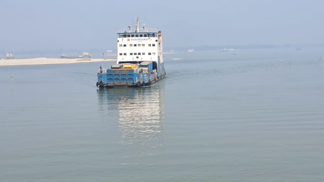 দৌলতদিয়া-পাটুরিয়া নৌরুটে ১০ ঘণ্টা পর ফেরি চালু