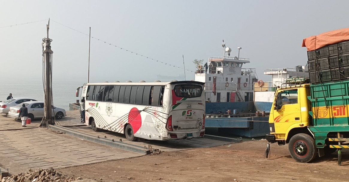 দৌলতদিয়া-পাটুরিয়া, আরিচা-কাজিরহাট নৌরুটে ফেরি চলাচল শুরু