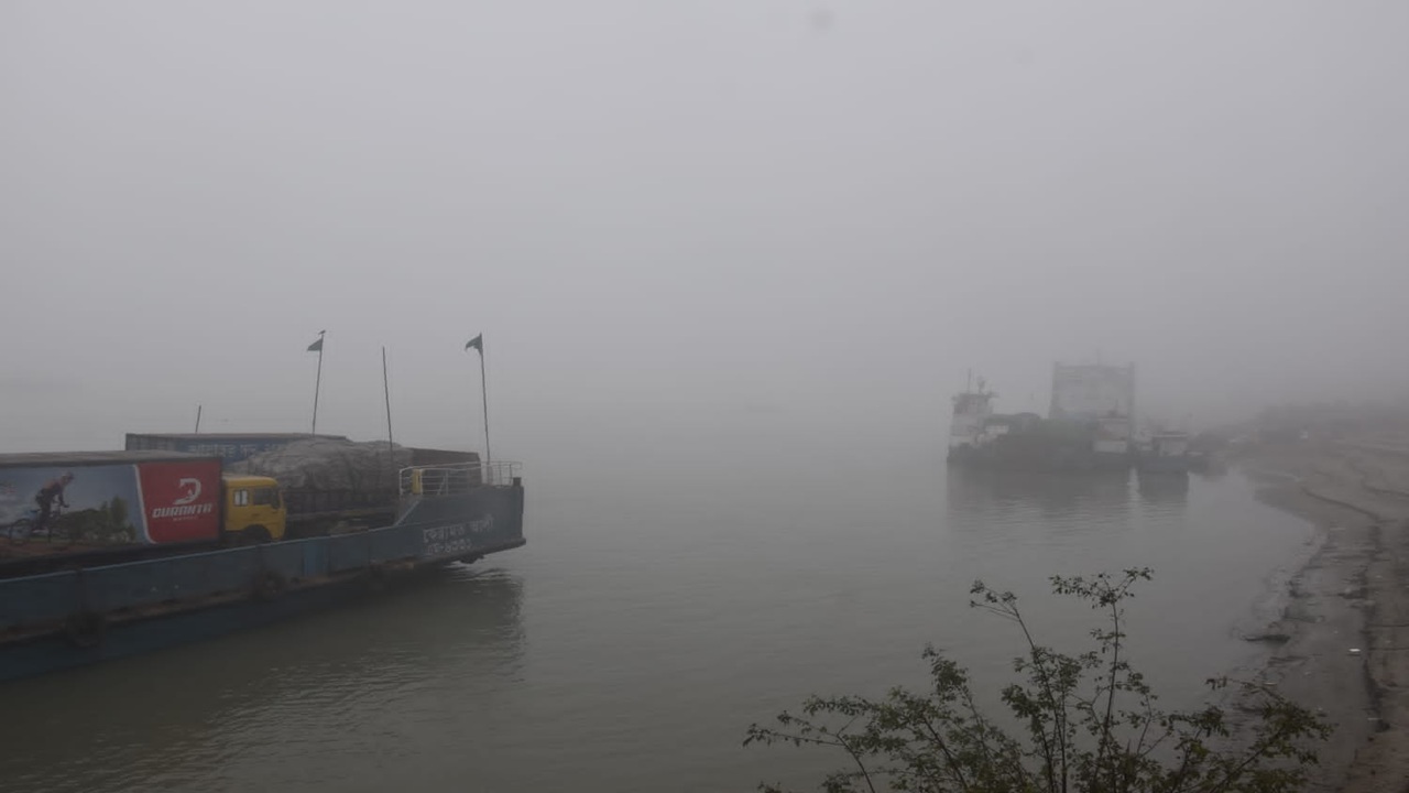 ঘন কুয়াশায় পাটুরিয়া-দৌলতদিয়া, আরিচা-কাজিরহাট নৌরুটে ফেরি বন্ধ