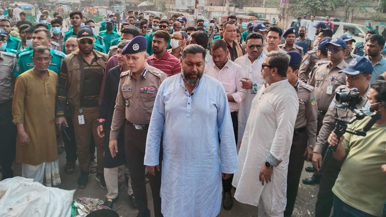 ফুটপাত দখল করা হকারদের সতর্ক করলেন এমপি রনি