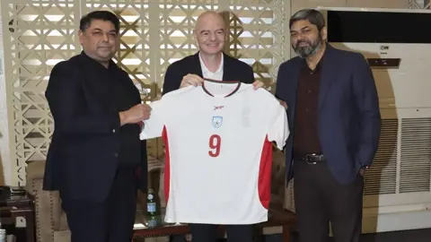 বাফুফেকে ফিফা সভাপতির প্রতিশ্রুতি

