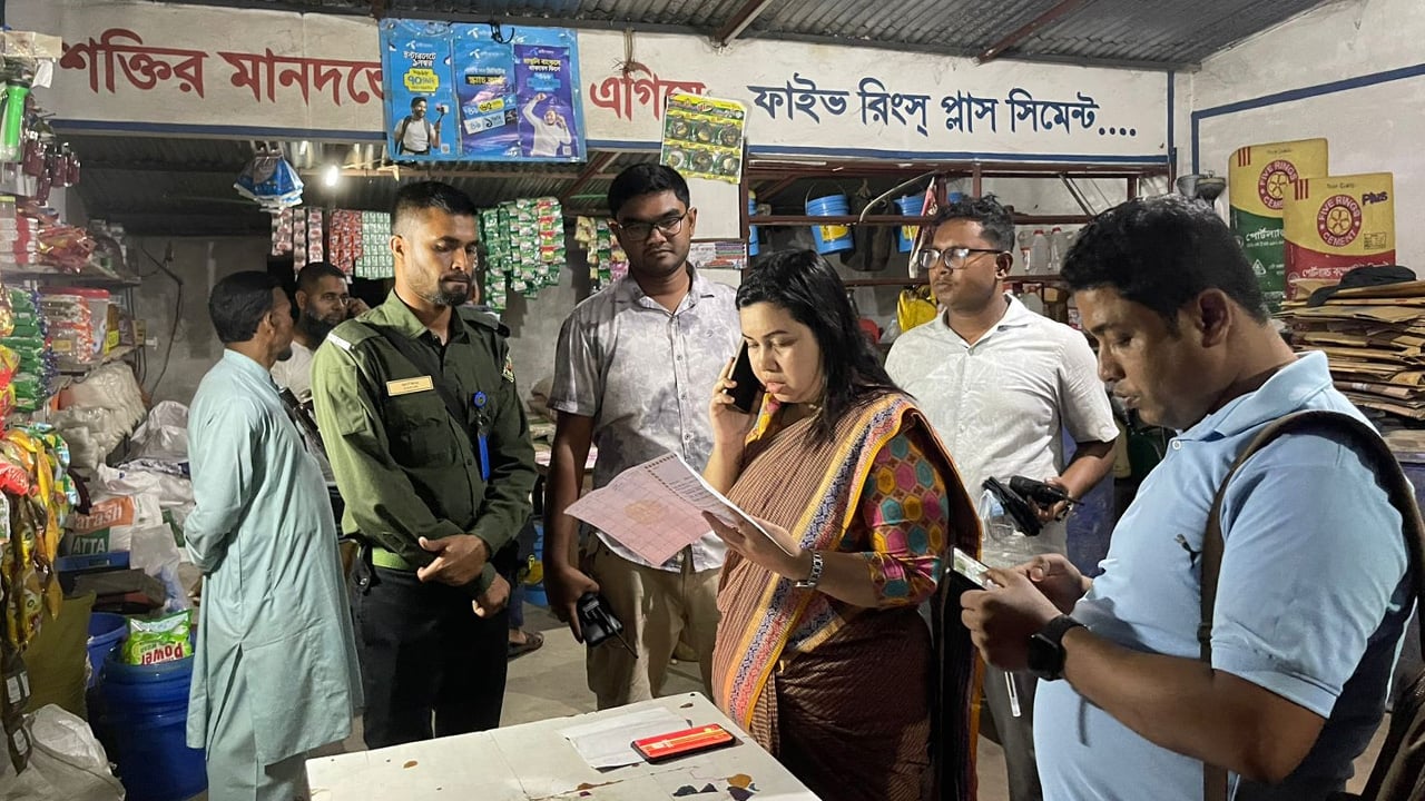 অবৈধ জ্বালানি মজুদের বিরুদ্ধে অভিযান, ৩ হাজার লিটার তেল জব্দ