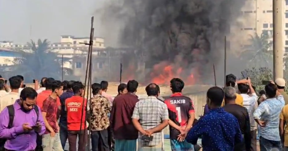 সাভারে পাকিজার গোডাউনের আগুন নিয়ন্ত্রণে