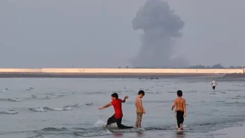 ইরানের উপকূলে মাছ ধরার নৌকায় ড্রোন হামলা, আহত ২