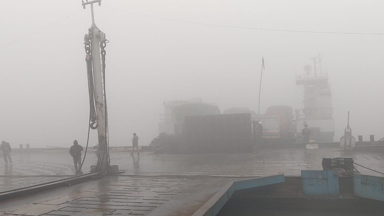 কুয়াশার কারণে দৌলতদিয়া-পাটুরিয়া নৌরুটে ফেরি চলাচল বন্ধ