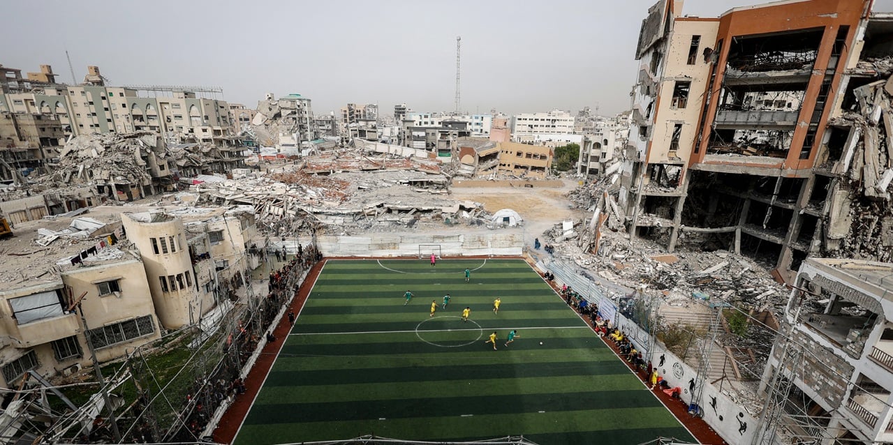 গাজার ধ্বংসস্তূপে প্রাণ ফিরে পেল ফুটবল