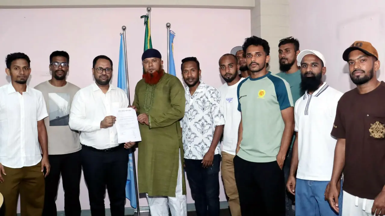 হঠাৎ ‘আন্দোলনে’ ফুটবলাররা