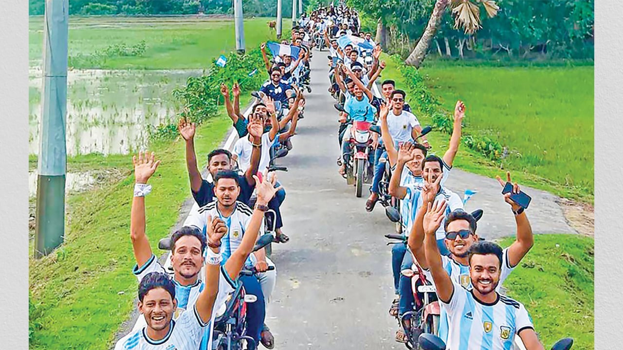 আর্জেন্টিনা-ব্রাজিলের পতাকা নিয়ে সমর্থকদের আনন্দ-উল্লাস