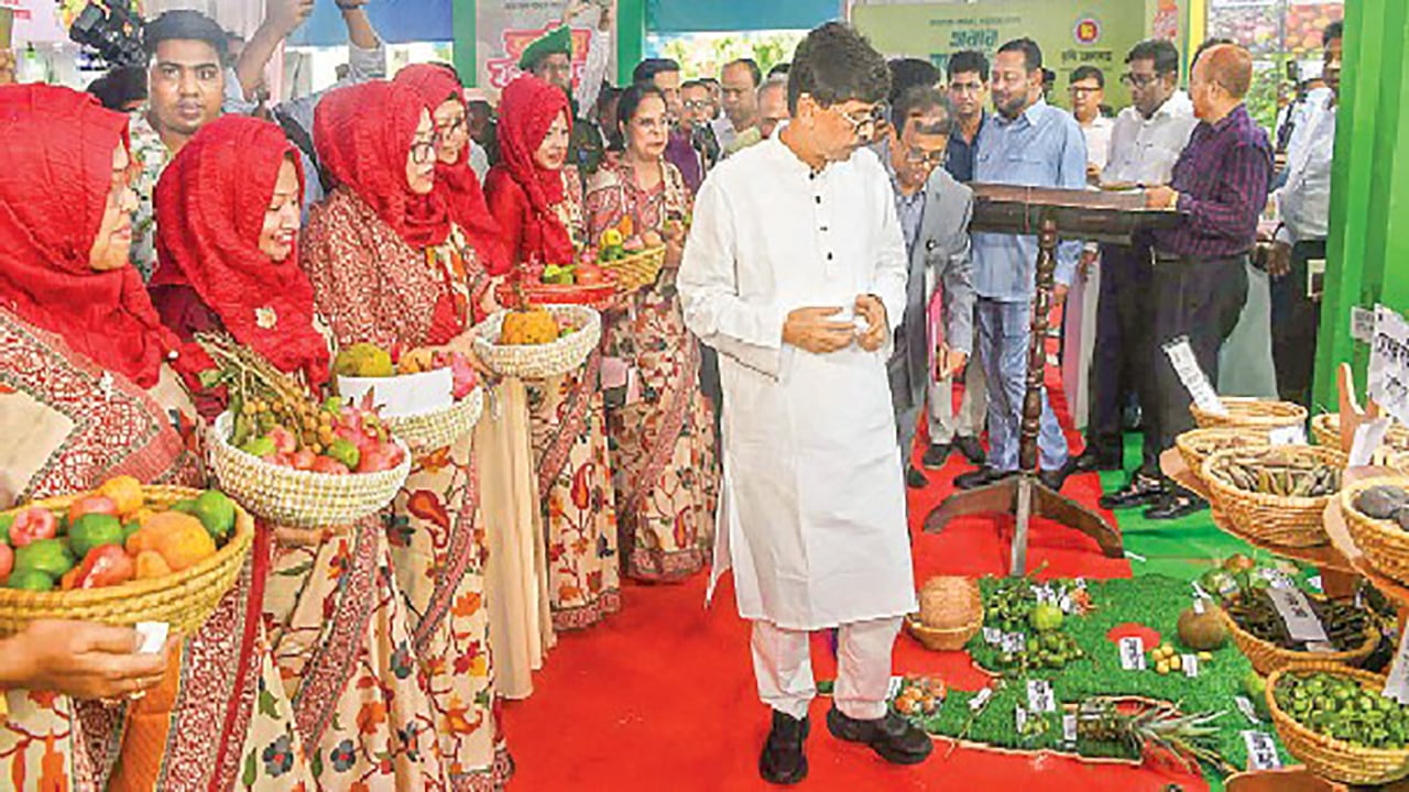 বিচিত্র নামের দেশি-বিদেশি ফলের সমারোহ