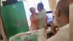 স্বামী-স্ত্রী দুজনেই শিক্ষক, স্কুলেই করলেন মারামারি, ভিডিও ভাইরাল