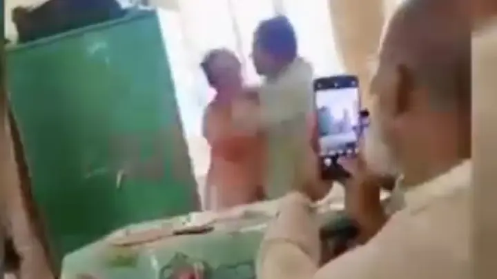 স্বামী-স্ত্রী দুজনেই শিক্ষক, স্কুলেই করলেন মারামারি, ভিডিও ভাইরাল