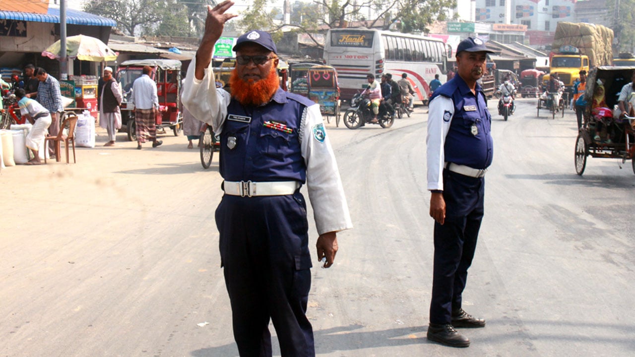 ফুলবাড়ীতে ২২ বছর পর ট্রাফিক ব্যবস্থা চালু