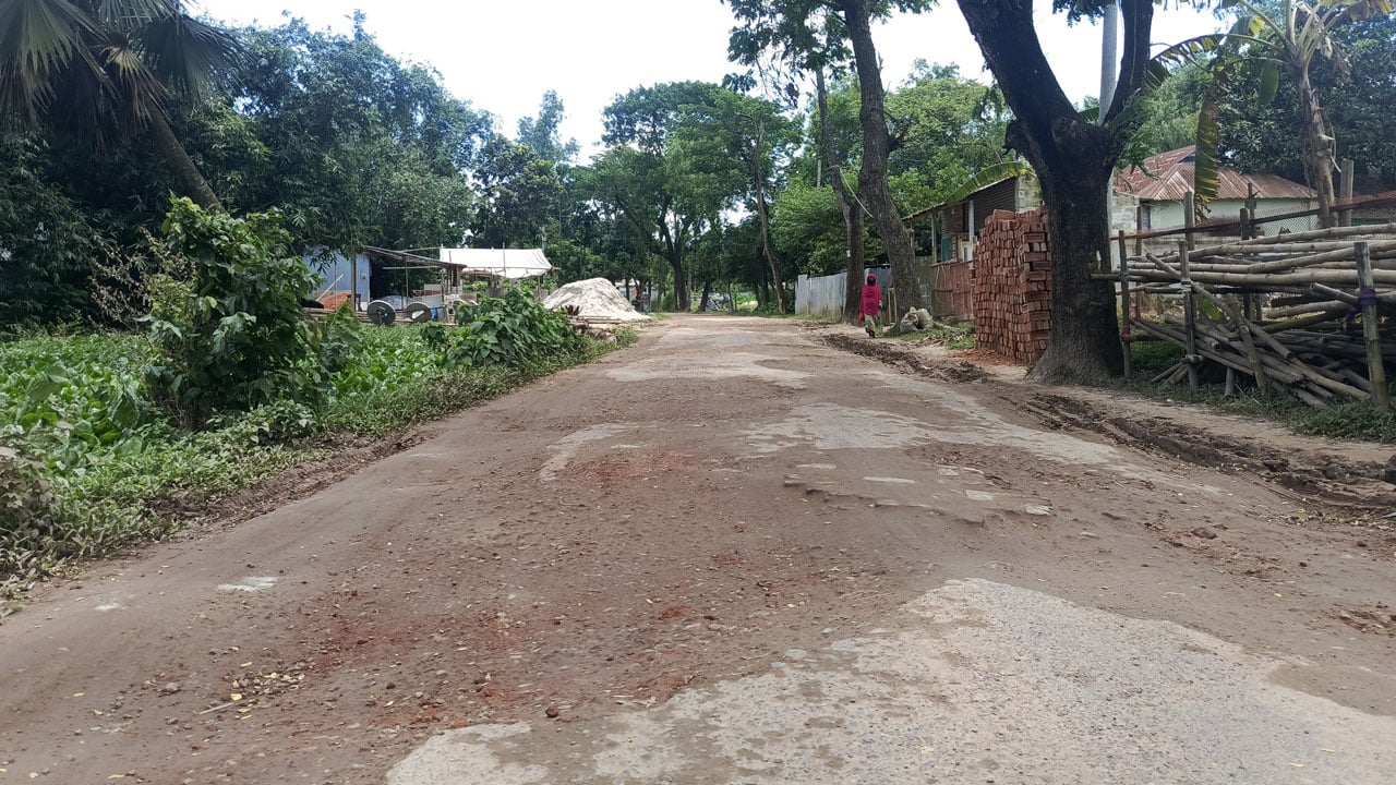ফুলবাড়ীয়ায় সড়কজুড়ে খানাখন্দ, ঝুঁকিতে যান চলাচল