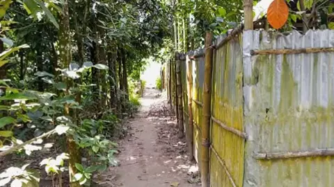 ফুলবাড়ীতে শত বছরের পুরোনো রাস্তা দখলের অভিযোগ, যাতায়াতে ভোগান্তি