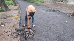 ফুলপুরে রাস্তার কার্পেটিং তুলে প্রতিবাদ