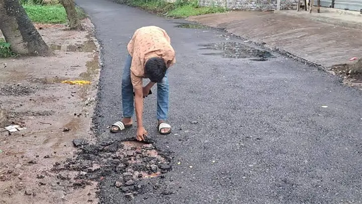 ফুলপুরে রাস্তার কার্পেটিং তুলে প্রতিবাদ