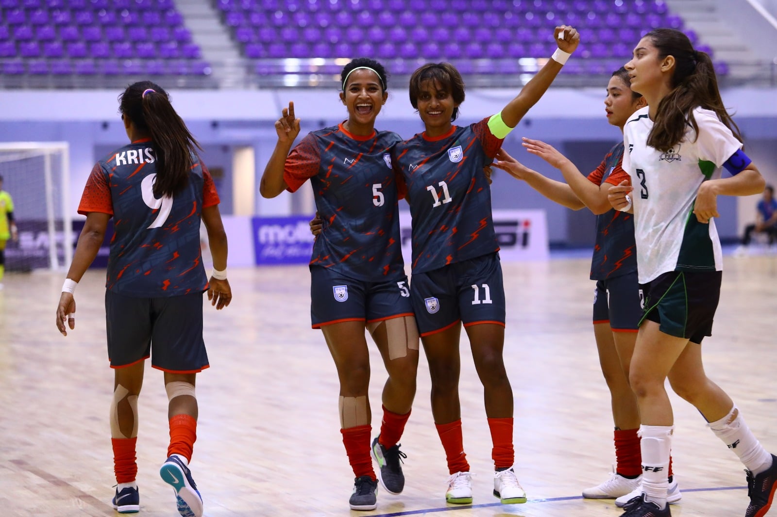 পাকিস্তানের জালে গোলবন্যা বাংলাদেশের